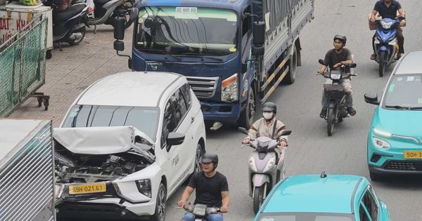 Tai nạn liên hoàn 5 xe trên quốc lộ 1, ô tô 7 chỗ bị kẹp giữa 2 xe tải