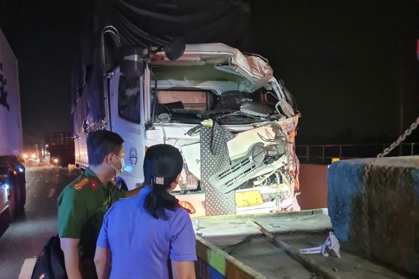 Tai nạn liên hoàn giữa 5 ô tô trên cao tốc TPHCM - Trung Lương, 1 tài xế bị gãy chân