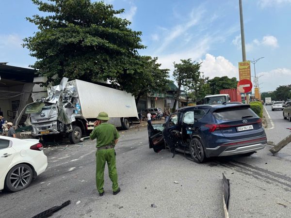 Tai nạn liên hoàn ở Thanh Hóa khiến 1 người chết, 3 người bị thương