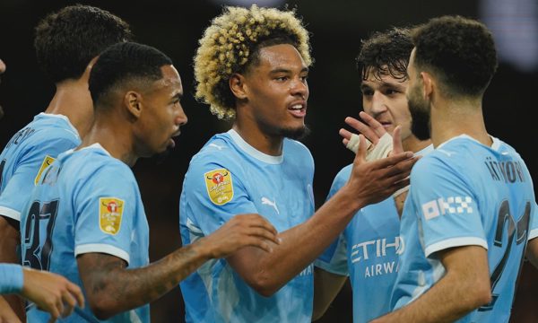 Tài năng 17 tuổi lập cú đúp trận ra mắt Man City