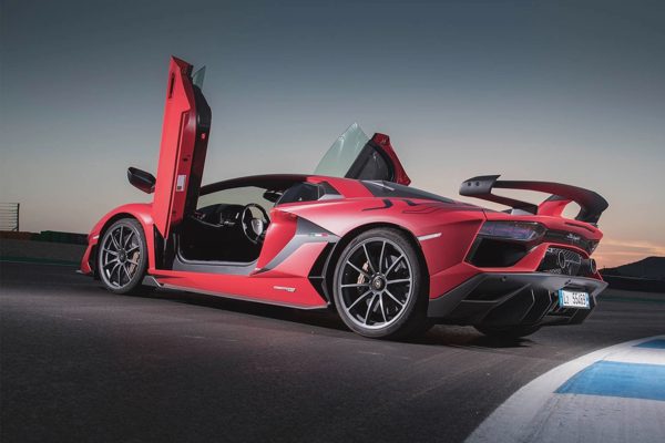Tại sao cửa xe Lamborghini lại mở hướng lên trên?