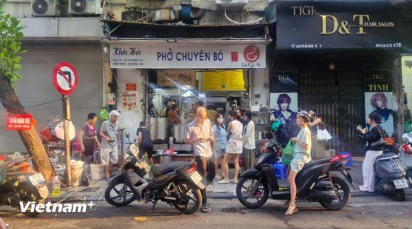 Tại sao người Hà Nội vẫn xếp hàng dài chờ thưởng thức ẩm thực truyền thống?