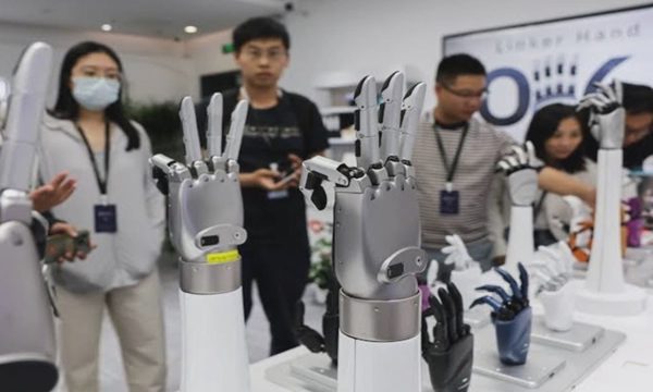 Tại sao tay robot không thể khéo léo như tay người