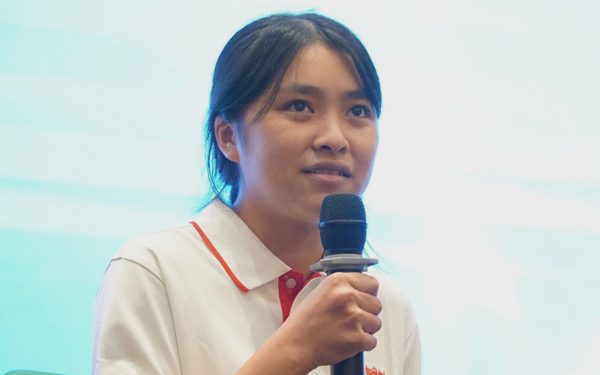 Tài trợ học phí toàn bậc đại học, tặng 50 triệu cho nữ SV thiếu tình cha, phải phơi cá thuê kiếm sống