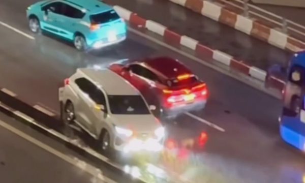 Tài xế bị cản đường khi lái ôtô ngược chiều trên cầu Bãi Cháy
