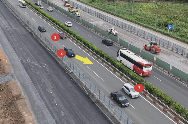 Tài xế căng thẳng giữ khoảng cách an toàn trên cao tốc 100 km/h