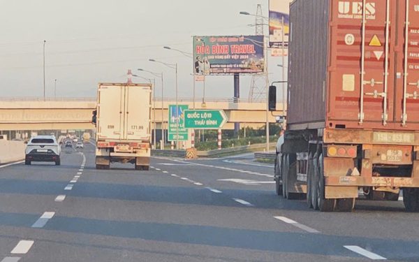 Tài xế container ít lên cao tốc Hà Nội - Hải Phòng vì hàng, nhà máy bám quốc lộ 5