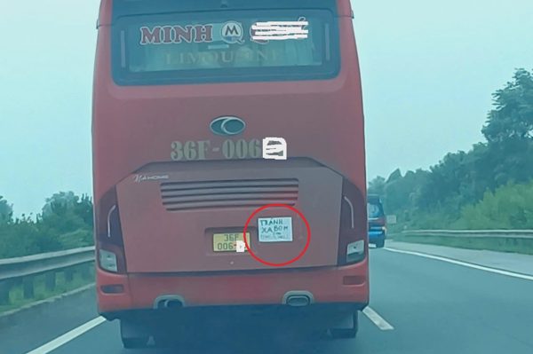 Tài xế dán giấy "tránh xa 60m" cảnh báo xe đi sau giữ khoảng cách an toàn