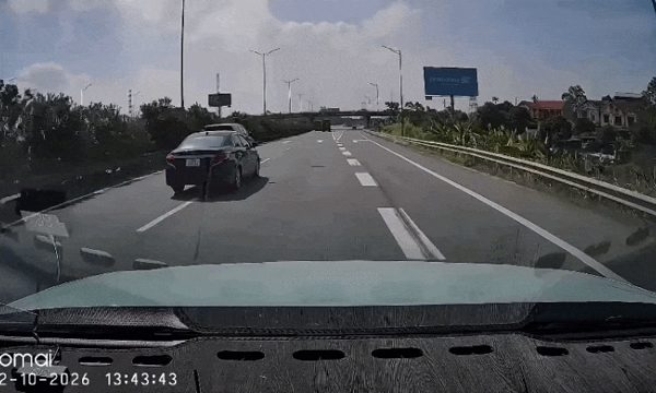 Tài xế 'hú vía' trong tình huống ôtô kẹp ba trên cao tốc