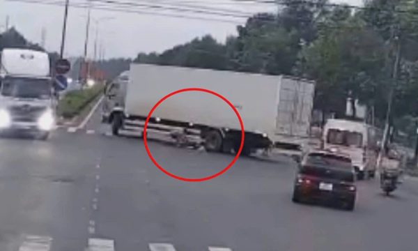 Tài xế kéo nạn nhân khỏi gầm xe rồi bỏ chạy