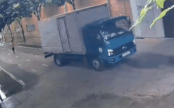 Tài xế lùi xe tải làm chết nữ công nhân trong công ty may mặc