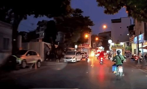 Tài xế mở cửa đẩy người đi xe máy vào đầu ôtô