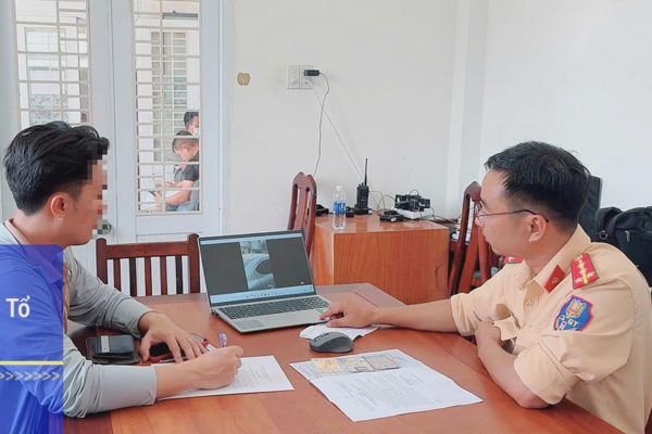 Tài xế ở Tây Ninh bị phạt 5 triệu đồng vì vừa lái ô tô vừa dùng điện thoại