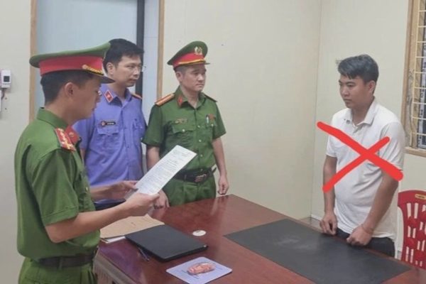 Tài xế ô tô bị khởi tố do không chấp hành hiệu lệnh của cảnh sát