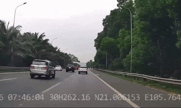 Tài xế 'phanh dọa' xe khác trên cao tốc bị phạt 23 triệu đồng