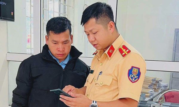 Tài xế suýt mất tiền vì chiêu nhắn tin phạt nguội