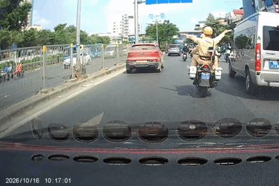 Tài xế taxi xúc động khi được CSGT 'mở đường' đưa nạn nhân đi cấp cứu
