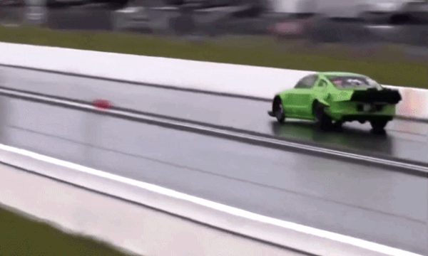 Tài xế thoát chết khi xe nổ lốp ở tốc độ 370 km/h