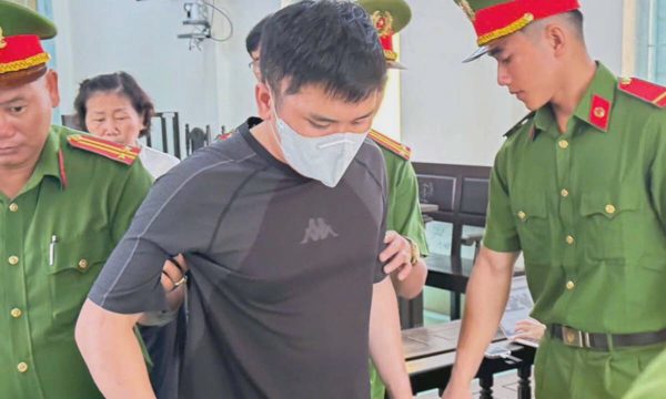 Tài xế tông nữ sinh ở Vĩnh Long được dìu ra tòa, nói 'không biết tên mình'
