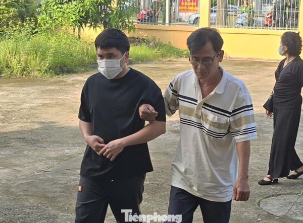 Tài xế trong vụ tai nạn làm nữ sinh tử vong ở Vĩnh Long được dìu tới toà