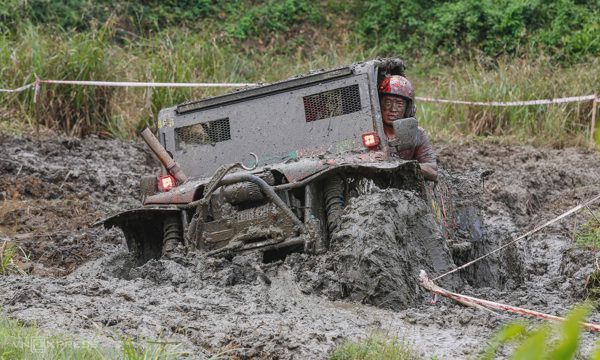 Tài xế Việt đầm mình dưới bùn đua xe off-road