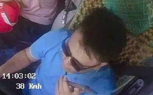 Tài xế xe khách vừa lái xe vừa dùng điện thoại bị phạt