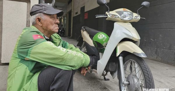 Tài xế xe ôm 89 tuổi ở TP.HCM, có khách bảo ông ngồi sau để họ tự lái