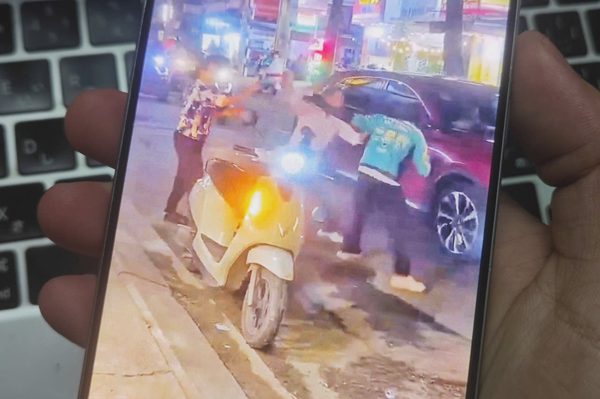Tài xế xe ôm công nghệ bị khách hành hung giữa đường ở TPHCM