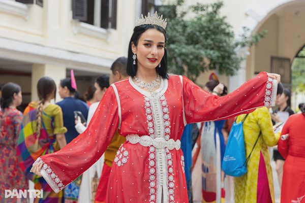 Takchita: Huyền thoại “váy hai lớp” Morocco tỏa sáng trên đường phố Hà Nội
