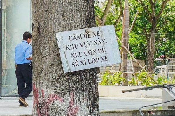 Tấm bảng "cấm để xe, nếu còn để sẽ xì lốp” tái xuất hiện trên đường phố