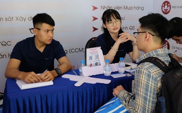 Tấm bằng xuất sắc có đủ mở cánh cửa việc làm?