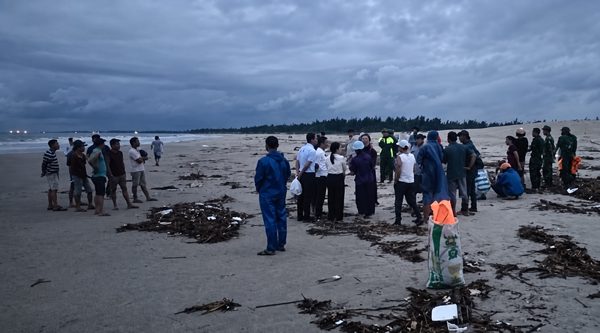 Tắm biển giữa trời mưa, năm học sinh bị sóng cuốn ra xa bờ