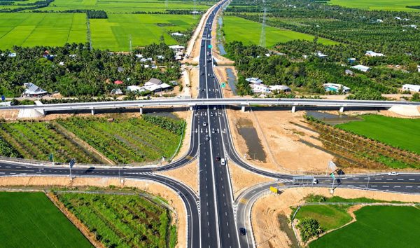Tạm đóng cao tốc Mỹ Thuận - Cần Thơ một số khung giờ để lắp dầm cầu vượt