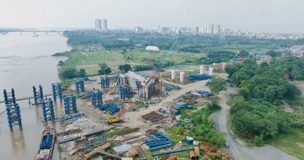 Tạm đóng đường đê Long Biên - Xuân Quan vào ban đêm để thi công cầu Trần Hưng Đạo