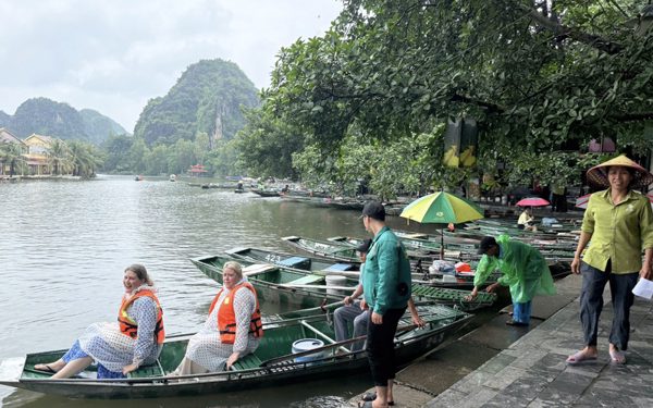Tạm dừng nhiều điểm du lịch Ninh Bình do mưa lớn