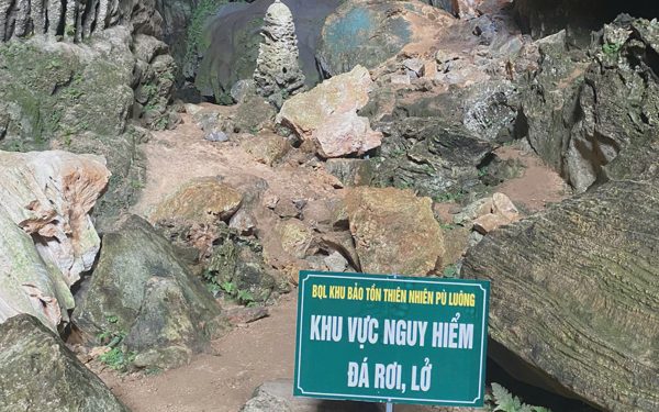 Tạm dừng tham quan hang Dơi ở Pù Luông vì đá rơi nguy hiểm
