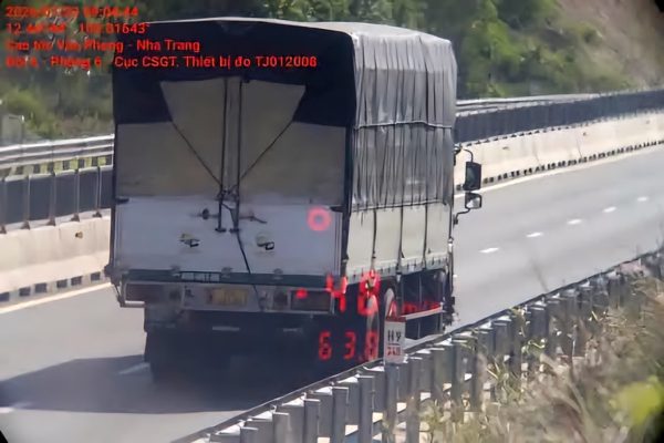 Tạm dừng xử phạt xe chạy dưới tốc độ tối thiểu trên cao tốc