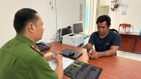 Tạm giam đối tượng đánh mẹ, cầm dao đâm cảnh sát