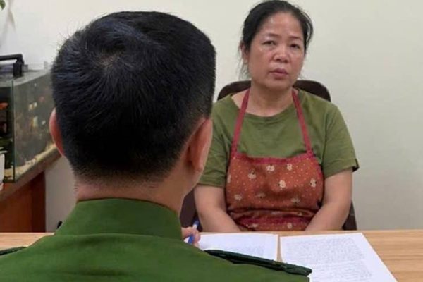 Tạm giam người phụ nữ nhiều lần đổ chất thải, chắn lối đi chung ở Hà Nội