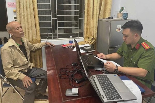 Tạm giữ đối tượng chặn đường xin tiền, cầm dao đe dọa công an