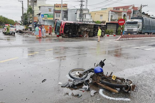 Tạm giữ hình sự tài xế sau vụ lật xe khách trên quốc lộ, 2 người tử vong