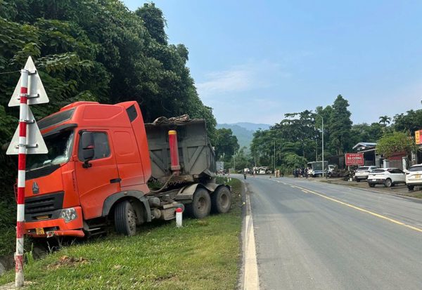 Tạm giữ lái xe đầu kéo gây tai nạn làm 3 người thương vong trên Quốc lộ 6
