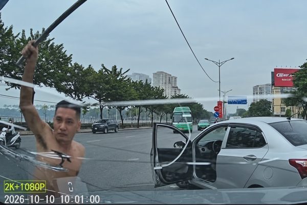 Tạm giữ tài xế xăm trổ chặn đầu ô tô, đập vỡ kính lái trên đường Giải Phóng