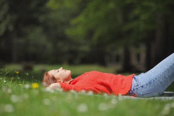 Tắm nắng có chữa được nhiều bệnh như lời đồn?