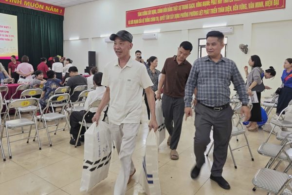 Tâm sự phía sau những hình ảnh người dân nhận bao tải tiền đền bù ở Hà Nội