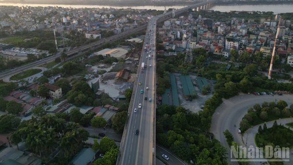 Tạm thời thu hồi biển báo khoảng cách an toàn trên cầu Nhật Tân