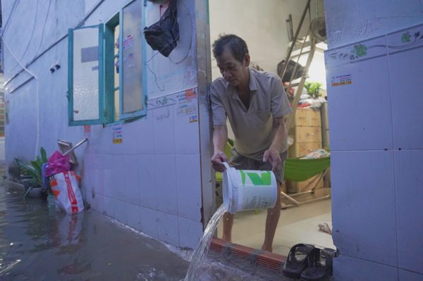 Tan ca chưa kịp nấu cơm, công nhân lại vật lộn với triều cường