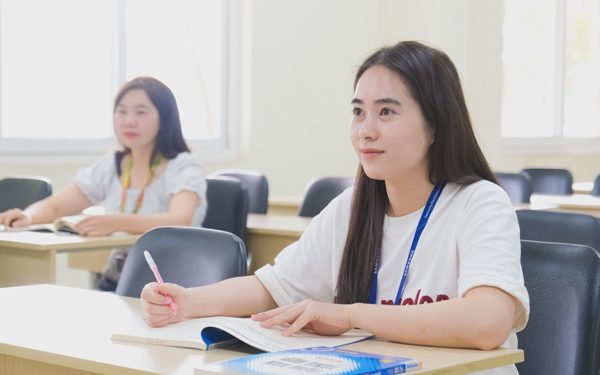 Tan ca không vội nghỉ, công nhân học tiếng Hàn, tiếng Trung, đầu tư cho tương lai