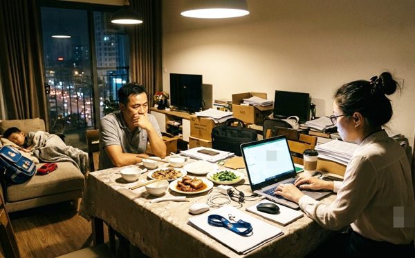 Tan làm vẫn 'dán mắt' vào công việc: Mâm cơm xé lẻ, não bộ kiệt quệ