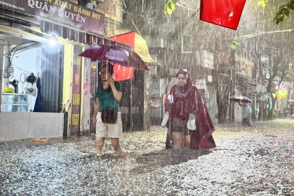 Tan tầm giữa cơn mưa như trút, nhiều tuyến phố Hà Nội chìm trong biển nước